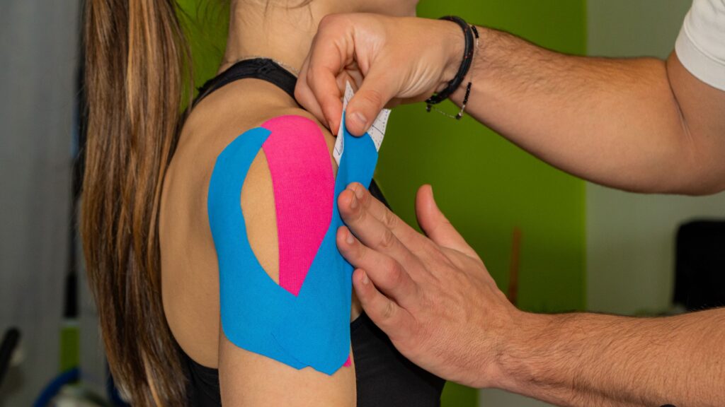 Fisioterapia e applicazione tape neuromuscolare