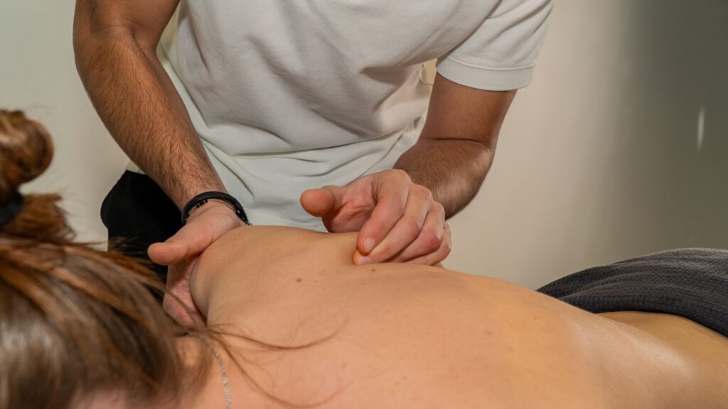 Trattamento osteopatico con scollamento scapola