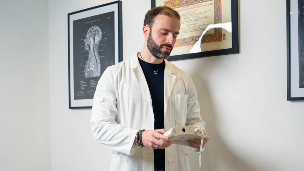 Nutrizionista durante l'analisi della composizione corporea