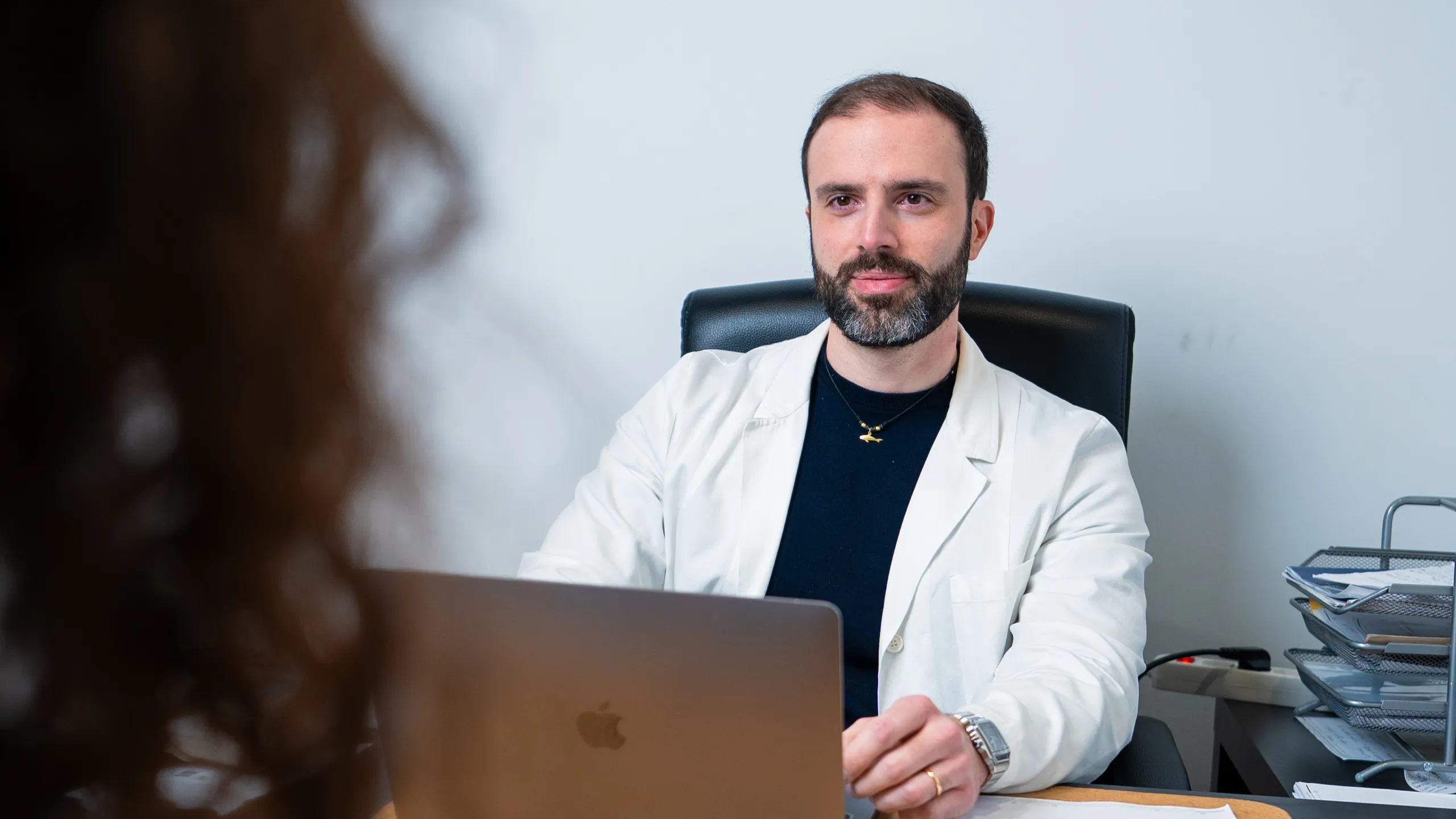 Nutrizionista in studio durante la consulenza