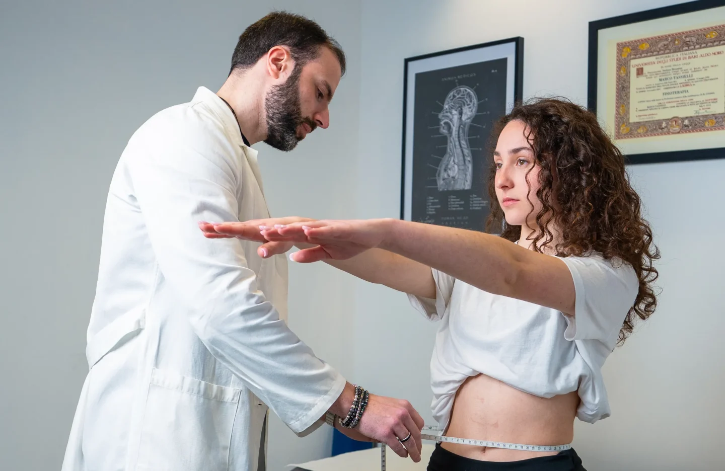 Nutrizionista durante la misurazione della circonferenza vita