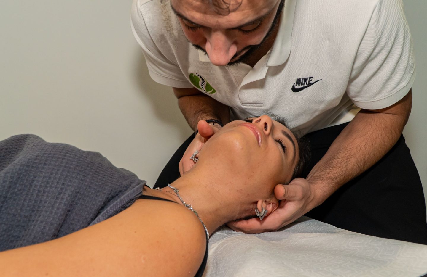 Manipolazione osteopatica in rotazione cervicale
